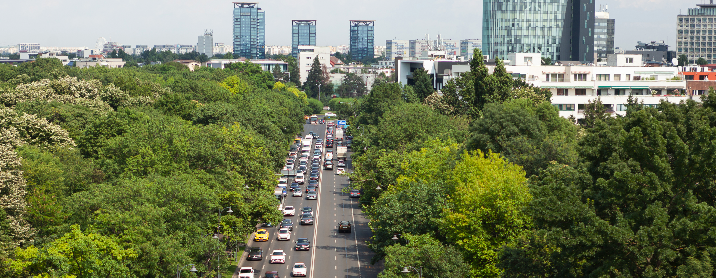 miasto i samochody na drodze