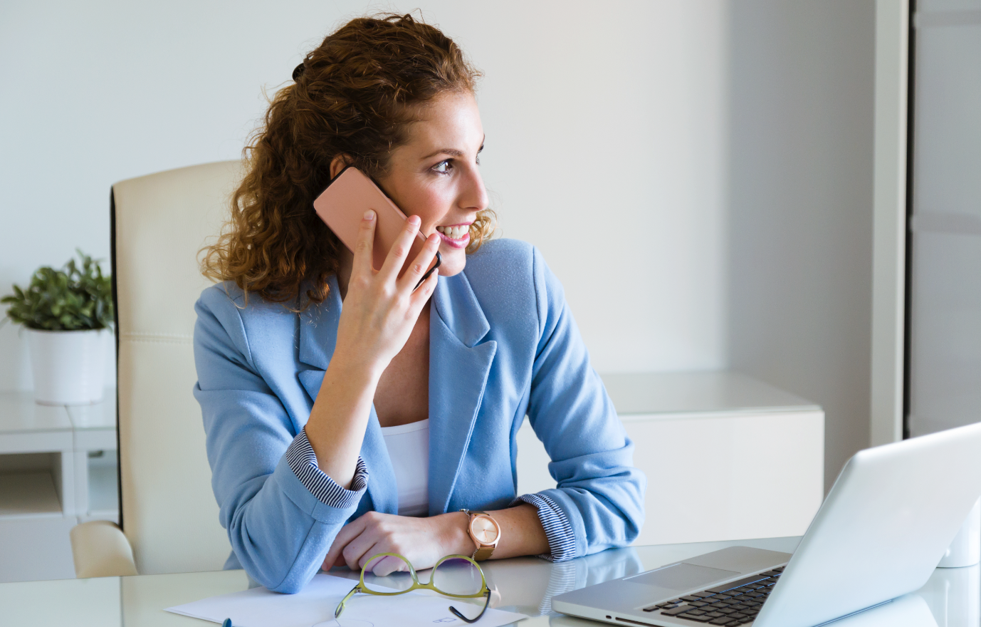 cold call pierwsza rozmowa kobieta rozmawia przez telefon