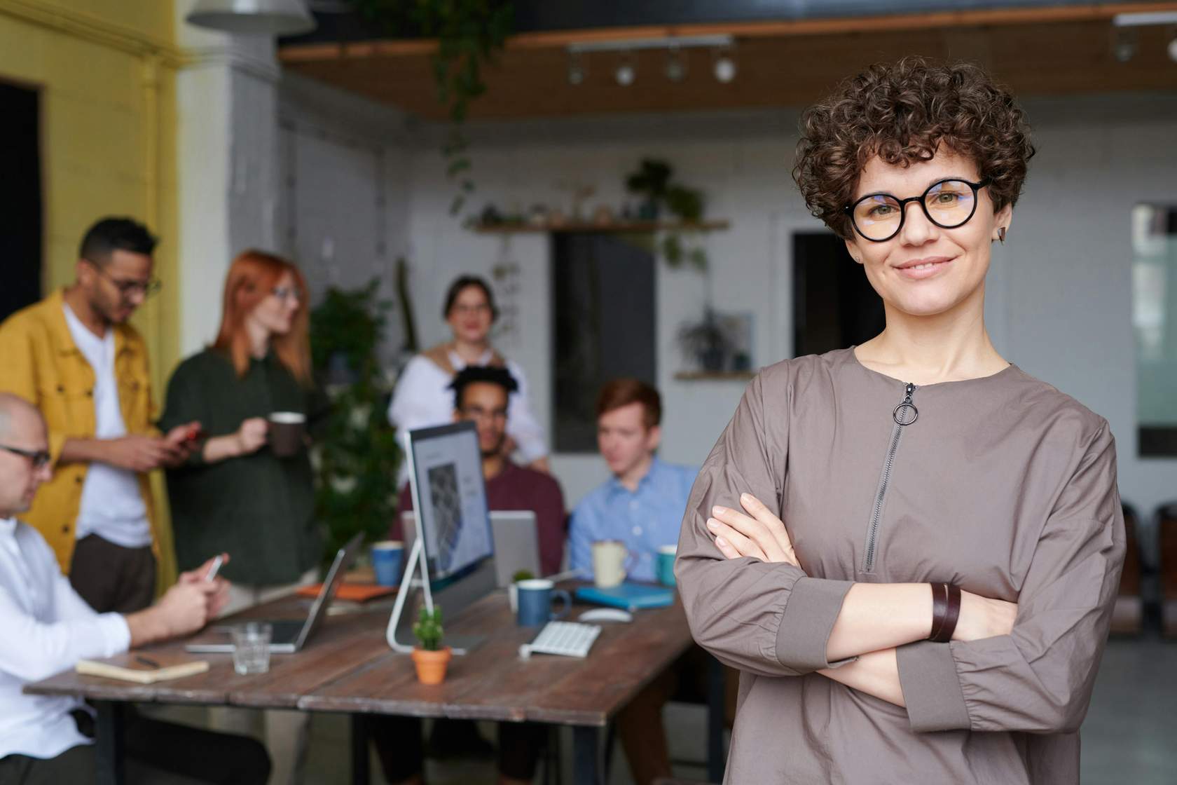 zdjęcie grupy ludzi w pracy i uśmiechniętego asertywnego managera